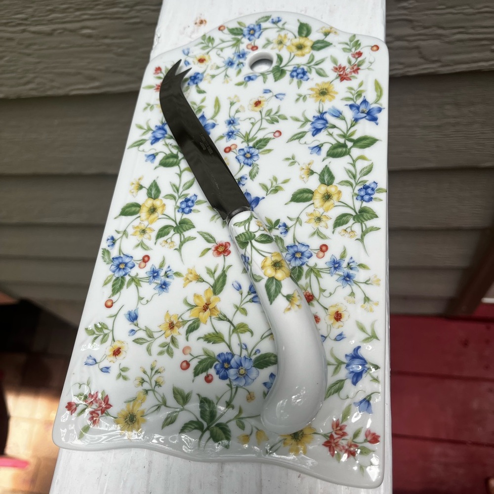 Andrea by Sadek Corona Pattern Porcelain Cheese Board & Knife Set